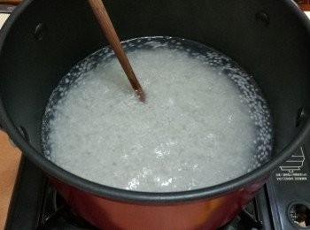 step3: 燒一鍋水，水滾後，放入西米，用大火煮，煮的過程要不停攪拌，以免西米黏着鍋底。西米煮開後，轉小火。煮約 20 分鐘，便可關火，此時西米中間還有白點。蓋好蓋子，炆西米，中間的白色會炆成透明。