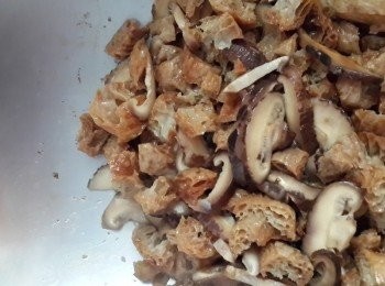 step3: 再依序放下所有材料及調味料炒熟