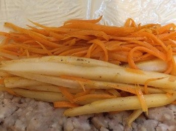 step4: 拿一塊腐竹，放上芋頭、甘筍及蓮藕，