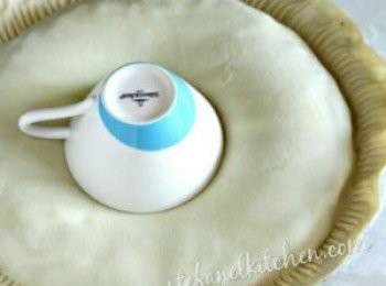 step3: 批面放上另一塊酥皮，用叉在外圍做成紋，並在批中央用杯或手指輕按成圓形花芯