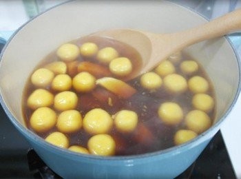 step8: 接著加入適量的黑糖攪拌均勻~~放入剛煮好的地瓜圓!! 用小火悶煮一下即完成囉:)