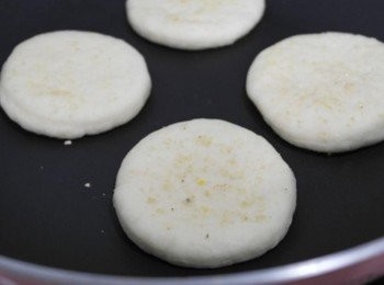 step9: 小圓餅發酵後~~ 放入平底鍋使用最小火乾烘烤^^