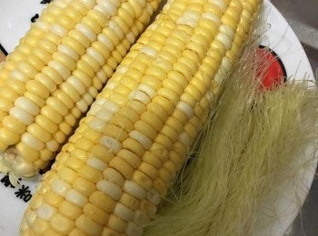 step2: 粟米去衣，留粟米鬚連同其他粟米鬚洗淨，粟米一開二，