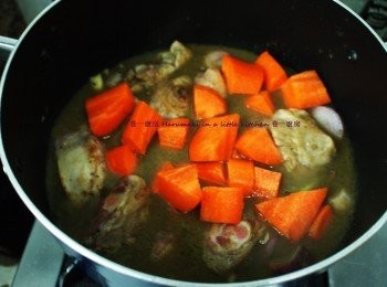 step3: 放入咖喱及熱開水(水位剛蓋雞件)下紅蘿蔔,