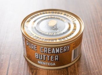 step10: 這是金桶牛油，在一般香港烘焙店﹑某些東南亞雜貨店和某些百佳超級市場有售。 用它做出來的曲奇會特別鬆化﹑牛油味特別香濃。基本上室溫儲存便可以，但如果天氣太熱而牛油非常軟身，可以先置於雪櫃一陣子令它硬身一點。