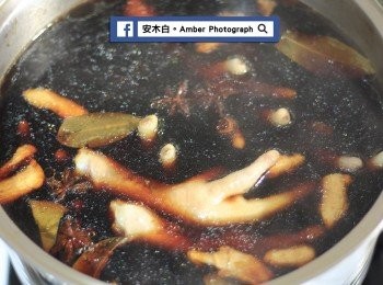 step2: 將<span class="group_2">滷汁</span>的料倒入湯鍋中，煮滾後，放入<a href="https://bit.ly/3kLFTWO" target="_blank" data-keyword="雞腳" class="guide-link"><strong>雞腳</strong></a> <span style="display:inline-block;vertical-align:middle;margin-top:-3px;color:initial;border-radius:3px;padding:2px 3px;font-size:12px;line-height:14px;background:#87d300;color:#fff;">即買</span> ，轉小火但仍保持沸騰滾動的狀態，約煮10分鐘後熄火，蓋上鍋蓋用燜泡的方式浸泡20分鐘(讓<a href="https://bit.ly/3kLFTWO" target="_blank" data-keyword="雞腳" class="guide-link"><strong>雞腳</strong></a> <span style="display:inline-block;vertical-align:middle;margin-top:-3px;color:initial;border-radius:3px;padding:2px 3px;font-size:12px;line-height:14px;background:#87d300;color:#fff;">即買</span> 上色、入味)。