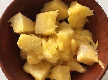 step4: 鮮菠蘿切粒急凍冷藏備用。