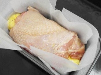 step7: 把捲起來的地方朝下放入鋪好烘焙紙的磅蛋糕烤模中!!!放進水波爐使用照燒雞功能烤約20-25分鐘!!**也可以放入預熱200度烤箱烤約25分鐘!!