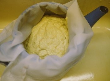step4: 倒入魚湯袋內搾出豆漿