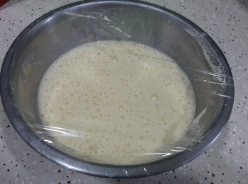 step5: 用保鮮紙篕好工作盆約二十分鐘，之後會出現很多泡泡的。