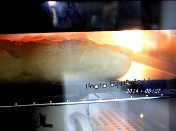 step7: 《烘王A+ HW-9988，預熱 上200度、下200度》

先將烤箱設定好

上火：         200度
下火：         200度
烤盤放置：      上層
烘焙時間：    20分鐘

※ 每台烤箱的狀況皆不相同，請依自家烤箱的狀況做調整設定。


烤箱溫度預熱妥善之後
用銳利點的刀子在麵包表面劃下三刀
隨後馬上送進烤箱烘烤

※ 烤箱裡要放置一只裝有沸水的杯子
    這樣才能運用水蒸氣來做出外皮薄脆的法棍。