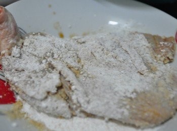 step4: 再將醃好的腿排塗抹上蛋液後，兩面均勻沾裹地瓜粉