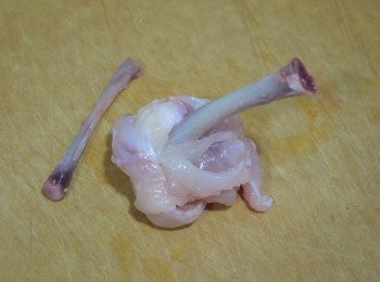 step5: 雞肉反出來，雞皮向內。