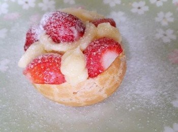 step9: 將新鮮草莓擺入撒上糖粉