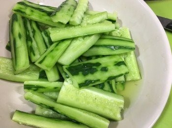 step3: 用刀背拍開青瓜使其入味, 灑上少許鹽, 入雪櫃雪20分鐘讓青瓜出水, 將多餘的水份倒走如上圖