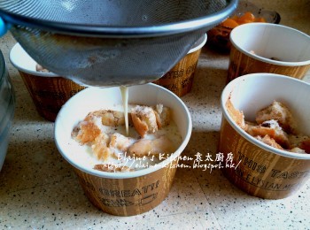 step5: 將混合物用隔篩注入至八分滿 , 靜待15分鐘(等麵包慢慢吸收)