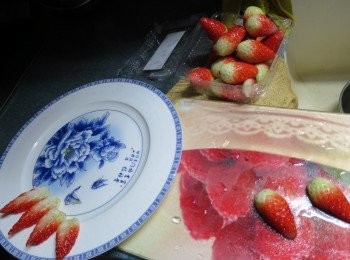 step24: 士多啤梨切出花紋待用