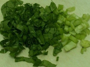 step1: 將青江菜洗後後，切碎成小段。