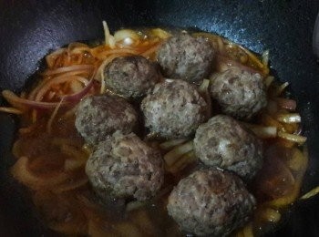 step11: 把漢堡加入燴煮一下 , 煮約10分鐘