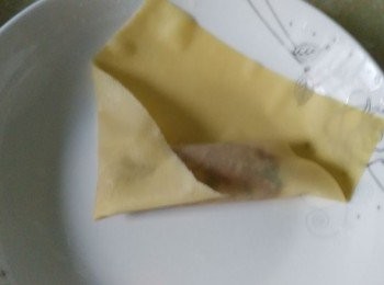 step5: 左角折起包住壓緊肉餡。