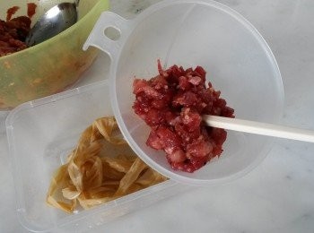 step3: 腸衣套在漏斗外, 用筷子戳入肉餡,