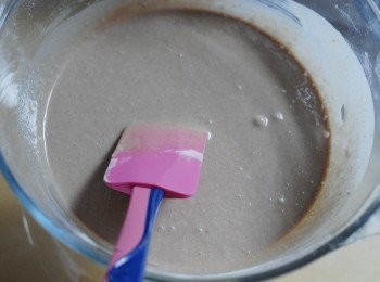 step2: 然後加入椰漿及牛奶拌勻，至幼滑及沒有粉粒