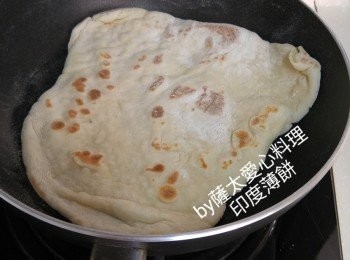 step8: 壓成薄片，放入平底鍋中慢火煎，一邊起大泡泡可返面再煎， 一邊煎一邊用鏟拍打餅面。至两邊起金黄色至熟即可食用。