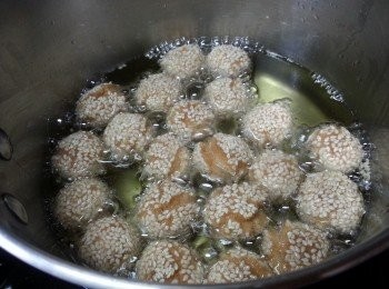 step8: 當笑口棗浮上油面之時,再開火,用大火迫出油,炸至金黃色,撈上即成