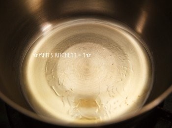 step1: 首先將沙拉油加熱至產生油紋。