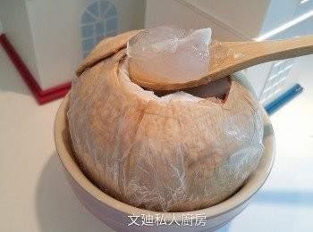 step8: 剪去椰蓋保鮮紙,即可食到一盅透心凉的椰皇大菜糕。