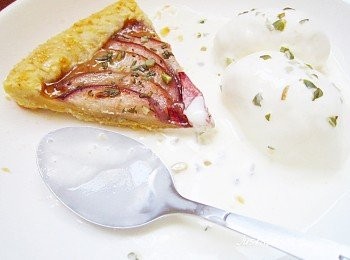 step5: 香脆的派皮加上濕潤味美的<span class="group_2">甜桃餡</span>料~簡單、幸福的好滋味^
附圖為高筋麵粉做的甜桃派搭配堅果碎與香草冰淇淋！