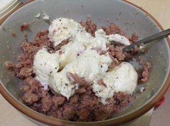 step5: 咸牛肉和蛋黃醬及少許黑胡椒粉