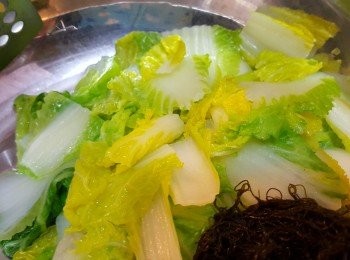 step3: 津白洗凈，瀝乾水份，切段，先烚至半熟，備用。