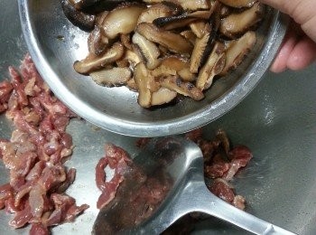 step8: 再較回中火加冬菇炒勻