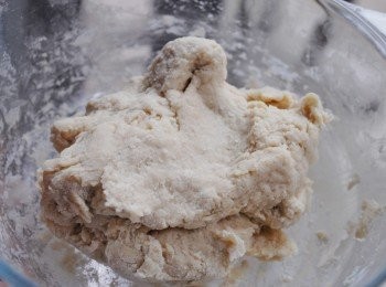 step3: 下一隻雞蛋拌勻，再逐少加入牛奶拌勻（可能不需用所有牛奶，成麵團便可）