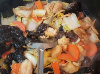 step5: 除粉絲和髮菜外，將其餘<span class="group_1">材料</span>加入，加入水份煮至滾。