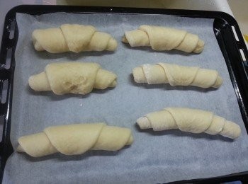 step7: 將做好型狀的麵糰放上有牛油紙的焗盤上,再發酵20分鍾