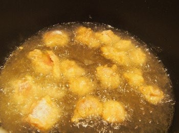 step7: 油熱了就可以開始炸雞軟骨。
一開始油泡會比較大,因為<span class="group_1">食材</span>還有很多水份, 及後油泡變小代表熟了啦。
雞軟骨大概炸3-4分鐘至金黃香脆即可。