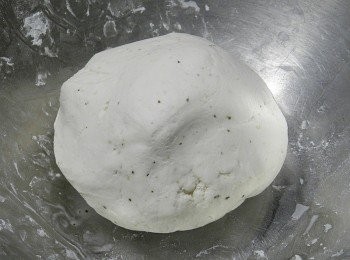 step2: <span class="group_1">外皮</span>材料混合成團，靜置10分鐘