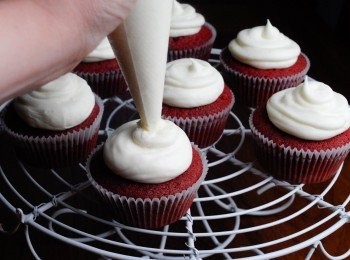 step6: 待蛋糕完全待涼後，將cream cheese frosting 放入擠花袋內，剪去小角，擠上糖霜即成！