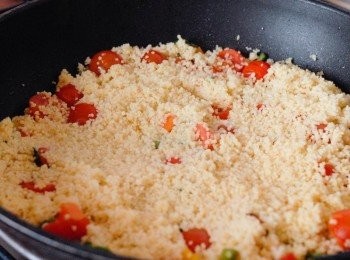 step5: 將蔬菜鋪平在鑊內，然後加入 [步驟一]的couscous, 平均鋪在蔬菜上，再下100毫水沸水