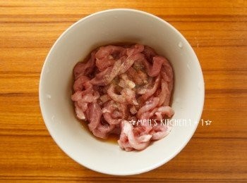 step1: 首先將豬肉絲與醃料均勻混合後備用。