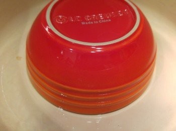 step6: 拎走紫洋蔥和蘋果後, 煲裏好像沒有水份, 其實精華巳經走咗入碗內。