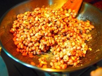 step8: 8.如圖，拌成一塊狀。