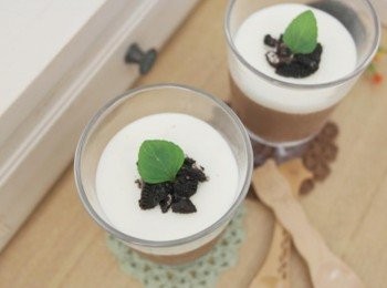 step12: 牛奶凍上灑上些許的oreo碎塊或是巧克力碎片~這樣吃起來更有層次呢!!巧克力與牛奶的味道完全結合成濃郁美味~~不僅吃的甜在心...利用100%天然的光泉鮮乳製作的奶凍也吃的好安心!!