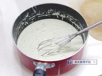 step3: 鷹粟粉和綠茶粉混合，加入椰漿中拌勻至沒有顆粒。