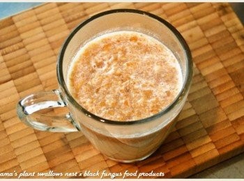 step2: 將鮮奶麥片沖泡包直接倒入杯中，用200ml的熱開水沖泡後備用。