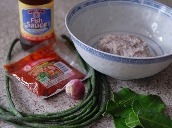 step1: 可自己用鯪魚，鮫魚等做魚肉，我在魚檔買現成的鯪魚肉。長豆角切小粒，檸檬葉幼絲，紅蔥頭，香茅及指天椒切碎