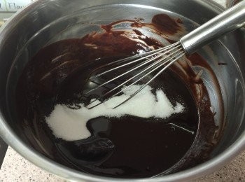 step2: 加入砂糖, 幼鹽拌勻,