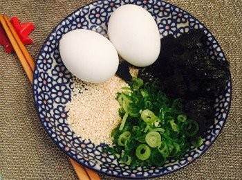 step2: 即食紫菜撕碎。白芝麻放入白鑊烘香。